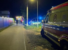 Policjanci uratowali 82-letnią kobietę z płonącego domu. W ostatniej chwili...