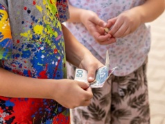 800 plus tylko dla pracujących w Polsce Ukraińców? Polacy są zgodni. Rząd zmienia pr…