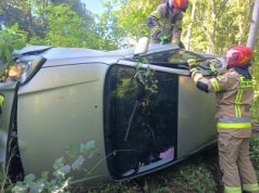 Auto stoczyło się do rowu i dachowało. Kierująca trafiła do szpitala