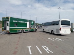 Kujawsko-pomorskie. Autokary przewożące dzieci na piątkę z minusem