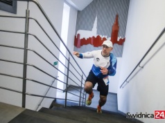 Wbiegną na wieżę ratuszową po raz dwunasty. Śmiałkowie zmierzą się z 222 schodami