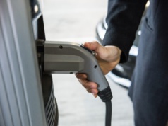 Problem z ładowarkami do samochodów elektrycznych w Łodzi. „Część z nich jest po prostu dewastowana”