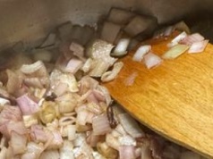 Jedz, a nie staniesz się przekąską dla komarów. Te produkty je zniechęcają