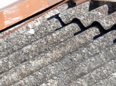 60 mln zł na usuwanie azbestu w 2025 roku. Eksperci: to wciąż za mało