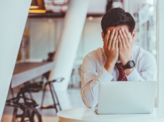 Wykupienie webinaru to nie sposób na walkę z mobbingiem. A tak się może skończyć