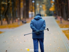 Dlaczego seniorzy spacerują z rękami za plecami? Ten gest to nie tylko nawyk