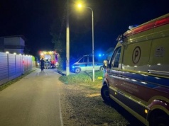 Heroiczna akcja policjantów. Ewakuowali 82-latkę z zagrożonego pożarem budynku