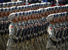 Chiny prezentują nowe systemy uzbrojenia podczas parady z okazji 80. rocznicy zwycięstwa nad Japonią
