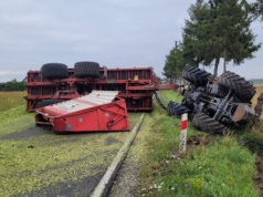Rozsypany ładunek utrudniał ruch. Ciągnik w rowie