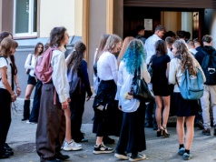 Edukacyjna prowizorka. Im mniejsze miasto, tym większy chaos. MEN zamiata kłopoty pod dywan