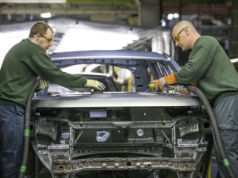 Niespodziewany cios dla firmy Jaguar Land Rover - produkcja stanęła