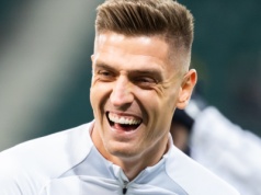 Krzysztof Piątek zaskoczył fanów i pokazał klasę. Postawił na luksusową torebkę francuskiej marki