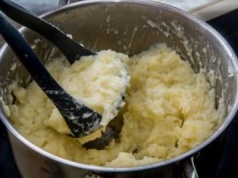Dodaję do purée zamiast masła i śmietany. Podbija białko i poprawia smak