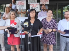 Pikieta pod kuratoriami oświaty w Katowicach. Rodzice mówią dość niszczenia szkoły