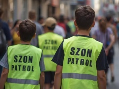 To jest hit! Polscy chłopcy bawią się w muzułmańskich stróżów porządku. Zbyt krótka spódniczka nie umknie ich uwadze