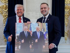 Karol Nawrocki w Białym Domu. Dostał prezent od Donalda Trumpa