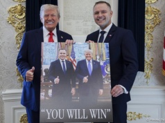 Prezydent Nawrocki otrzymał upominek od Trumpa