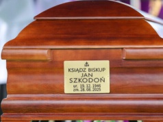 Chyżne: diecezja pożegnała bp Jana Szkodonia