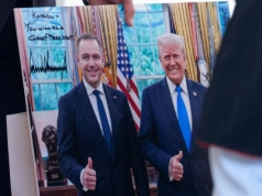Wymiana prezentów między Nawrockim i Trumpem. Co otrzymali?