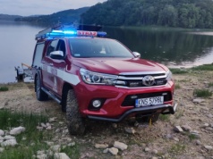 Plamy substancji ropopochodnej na Jeziorze Rożnowskim. Strażacy interweniowali