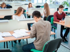 Absolwenci bez problemu znajdują pracę. Jednak często poniżej kwalifikacji