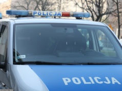 Z całych sił pukali w okna samochodu. DRAMAT na parkingu przed sklepem