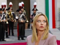 Gest Nawrockiego pod lupą. Ekspert: „Poczuła się zdominowana”