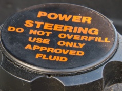 Ten płyn mają wszystkie auta. Niewielu kierowców o nim wie