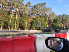 Policja poszukuje kierowcy, który uciekł po dachowaniu samochodu w Stryszku