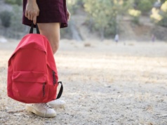 Narasta agresja pod łódzkimi szkołami. Wcześniej bójka kiboli, teraz ekshibicjonista