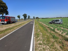  Samochód osobowy dachował na polu