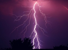 Silne burze nad Warmią i Mazurami. IMGW wydał ostrzeżenia