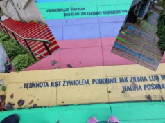 Tęczowe schody w Podgórzu po metamorfozie. Flaga od dołu, kolory od góry
