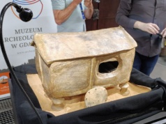 Zaprezentowano urnę domkową sprzed 2600 lat odkrytą w Bożepolu Wielkim