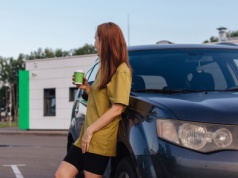 Stają na drodze, bo boją się tankować. Młodzi kierowcy z problemem