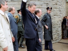 Pierwsze minuty po zamachu na Ronalda Reagana. Najpilniejszą sprawą było ustalenie kto ma czarną walizkę