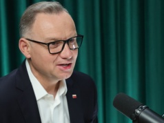 Andrzej Duda jeńców nie bierze. Uderza w Kaczyńskiego i widać, że sprawia mu to radość
