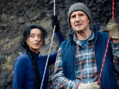 Liam Neeson kopie tyłki na Prime Video. Wygra z polskim reality show?