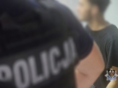 Najpierw wspólnie biesiadowali, później okradli koleżankę z biżuterii