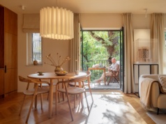 W mieszkaniu stworzył własne biuro. Tak sprytnie podzielił przestrzeń