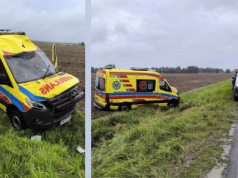 Groźny wypadek pod Oławą. Ambulans wypadł z drogi i dachował