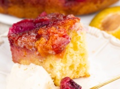 Odwrócone ciasto ze śliwkami