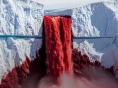 Tajemnica Wodospadu Krwi rozwikłana. To jedyny lodowiec, z którego płynie woda