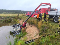 Tragedia w powiecie wieluńskim. Drobnice: samochód w stawie, nie żyje dwóch mężczyzn