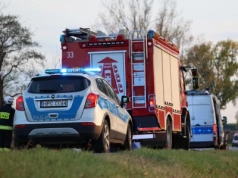 Strażacy wyciągnęli auto ze stawu. W środku znaleźli dwa ciała