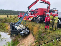 Znaleźli samochód w stawie. Nie żyją dwie osoby