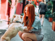 Dlaczego głaszczemy psy na ulicy? Psychologia mówi jasno