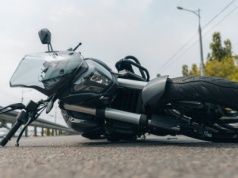 Motocyklista uderzył w bariery. Tragedia na autostradzie A1
