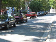 Parkujesz "pod prąd". Jeden przepis jest pułapką. Kierowcy regularnie się mylą