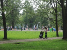 Usłyszałam rozmowę dwóch matek w parku. To smutna prawda o naszym rodzicielstwie